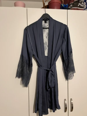 Morgonrock - Fin mörkblå morgonrock. Använd fåtal gånger. Storlek M/L