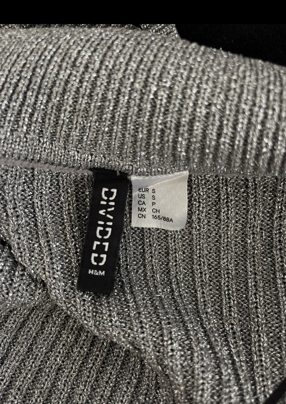 Glittrig ribbstickad tröja - 1