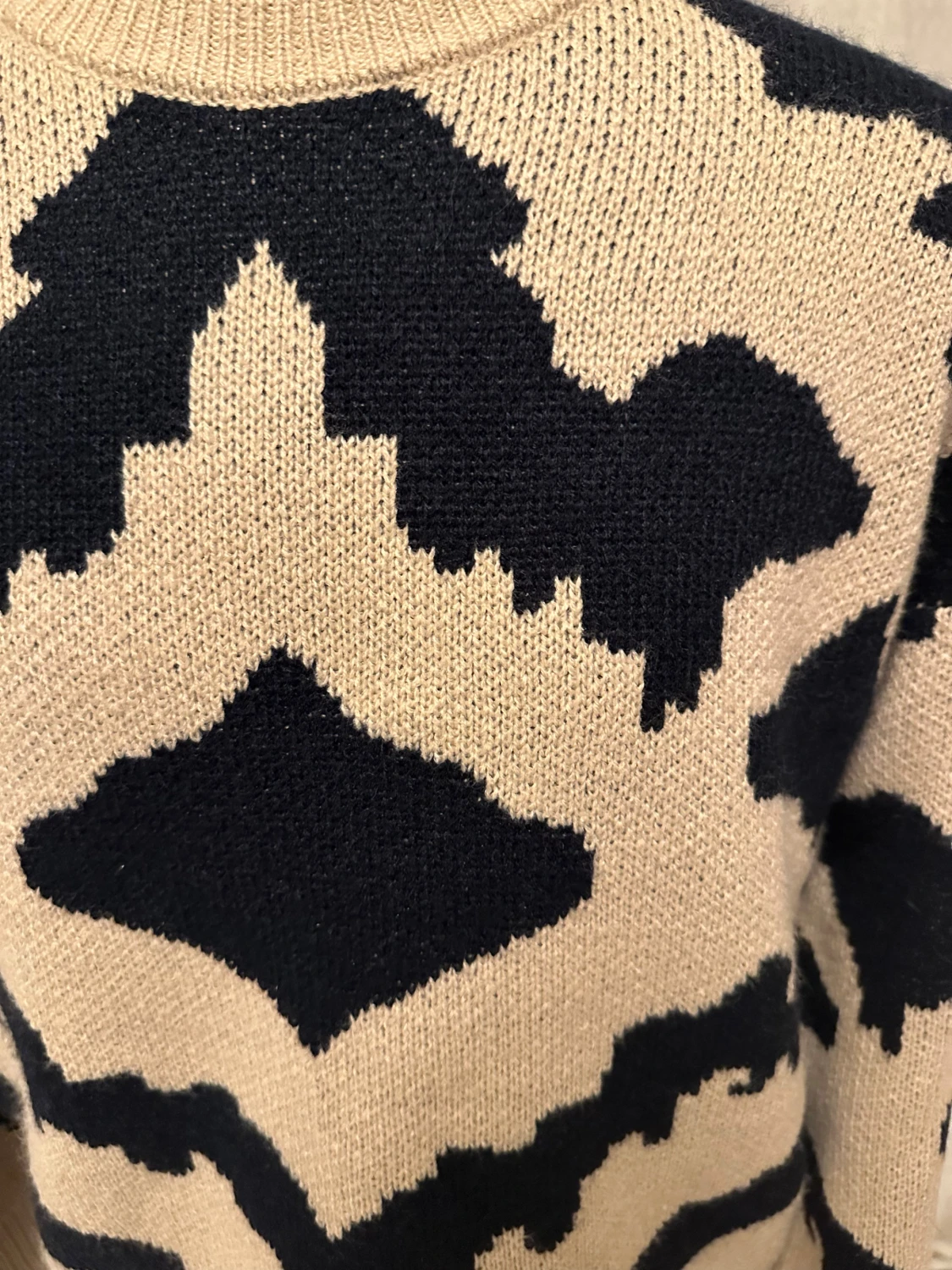 Beige och svart stickad tröja - 1