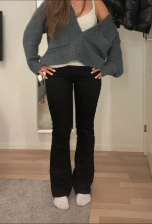 Svarta lågmidjade jeans från Zara - Säljer dessa Zara jeans💓 köpta på vinted men tyvärr lite för stora för mig. Därför är bilderna lånade av tidigare säljare. Lite slitna där nere, men inget man tänker på!☺️midjemått: 39cm Innerbenslängd: 80cm
