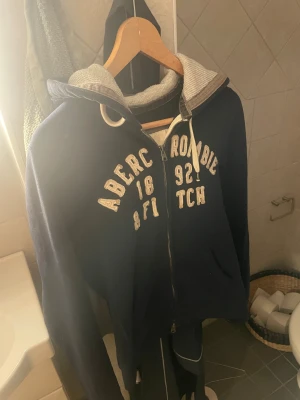 Abercrombie & Fitch hoodie  - Säljer denna feta hoodien från A&F. Den är i storlek M men den har krymt lite förut (den är vintage så från 2000-talet) så jag skulle säga att den passar S bättre.                                               Om man har frågor är det bara att fråga!