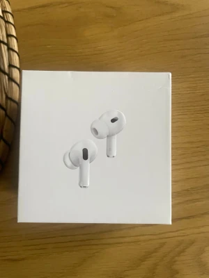 AirPod Pro 2 (ANC) - Helt nya AirPods Pro 2 aldrig använda. Laddare och in ear pluppar skickas med. Har aktivbrucredusering.