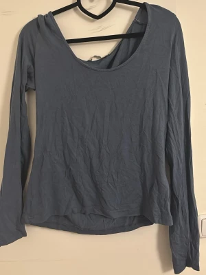 Fin blå långärmad tröja  - Jag säljer en vanlig blå långärmad tröja från lager. Tröjan är inte tajt vilket gör det skönt att ha på sig. Vid fler frågor eller bilder är det bara att skriva!