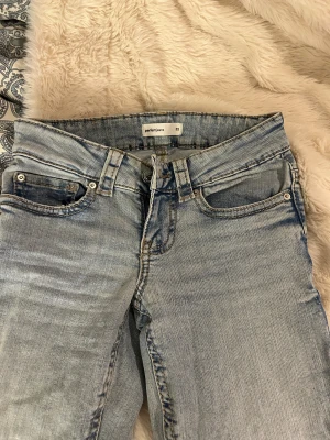 Jeans från GinaTricot - Snygga ljusblå bootcut jeans från GinaTricot med coola detaljer på bakfickorna. Jeansen har låg midja. Aldrig använda då dom är för små för mig!🩵
