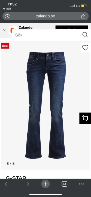 Mörkblå bootcut jeans från G-Star - Snygga mörkblå jeans från G-Star med låg midja och bootcut passform. Jeansen har klassiska fem fickor, dragkedja och knappstängning. Materialet är stretchigt denim som sitter bekvämt och framhäver siluetten. 