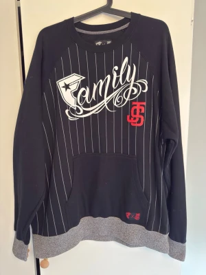 Famous sweatshirt size xl  - Family 