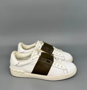 Valentino Open | 42 - Valentino Open Sneakers | Grymt skick | Storlek 42 | Endast skorna ingår | INGA BYTEN | Fraktar spårbart eller möts upp i Täby | Hör av er vid funderingar🙌