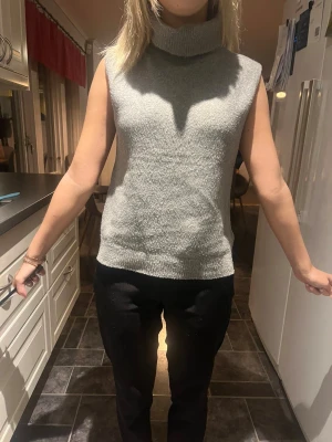 Grå stickad  - Säljer min superfina gråa stickade tröja utan ärmar då den tyvärr inte kommer till någon användning nå mer 