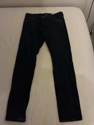 Mörkblåa Lee Jeans  - Jag säljer ett par mörkblåa Lee jeans. Använt typ 3-4 gånger så de är i väldigt bra skick! Nypris 999kr men jag säljer för 400kr men priset kan diskuteras vid snabb affär! Tveka inte att höra av er
