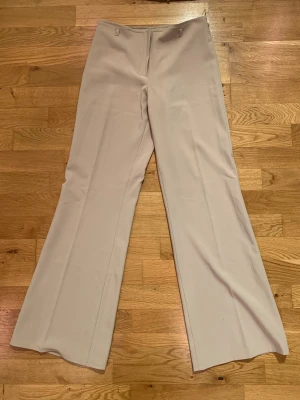 Vida beiga kostymbyxor  - It's tol small for me, so they are in a perfect condition. Waist width 36cm.