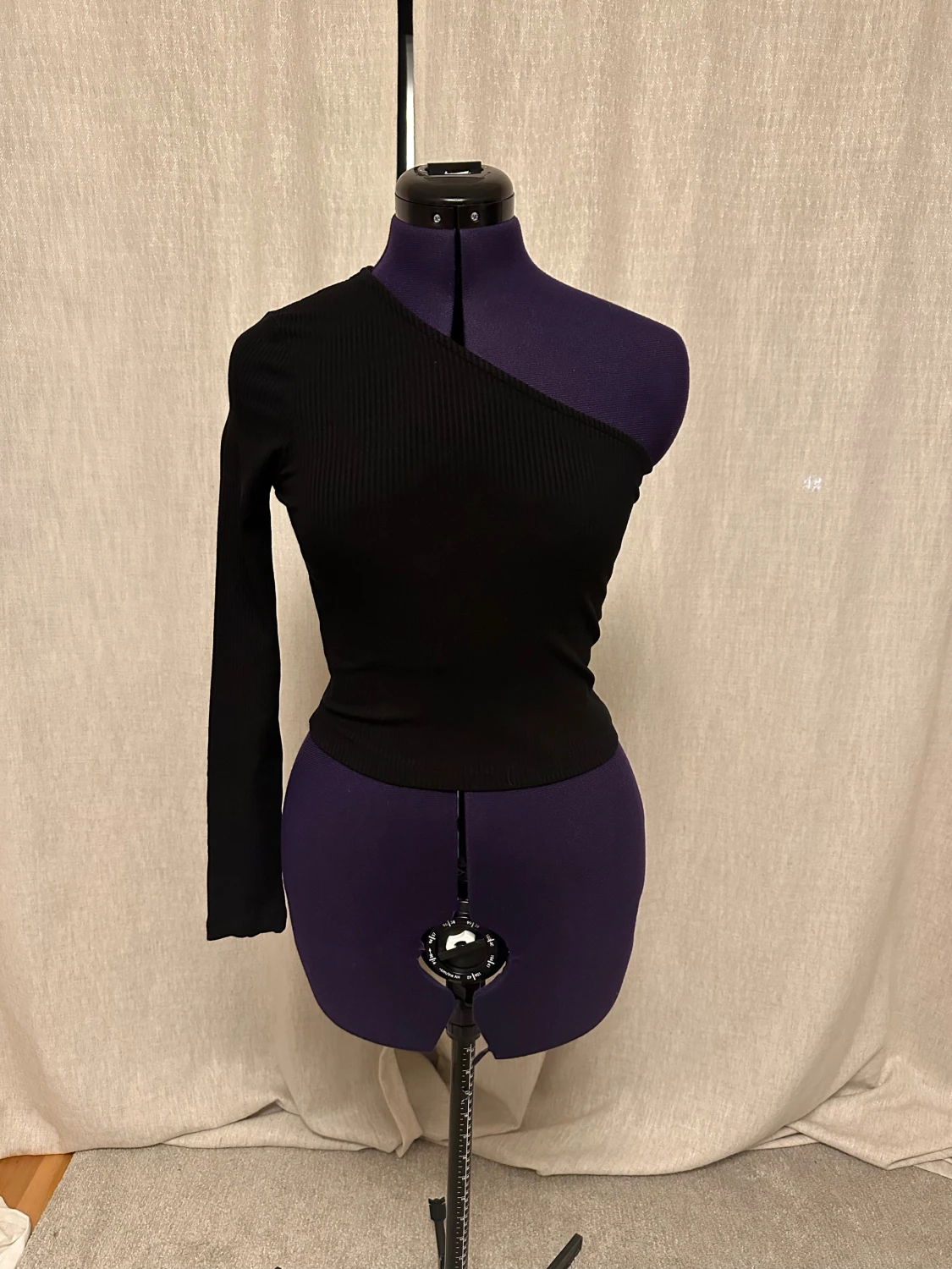 Svart oneshoulder topp från NA-KD