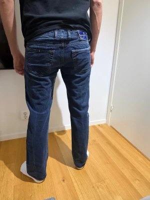 JACOB COHEN jeans  - Säljer dessa snygga Jacob Cohen jeans som är i bra skick. Jeansen har en defekt och det är att Märket där bak är lite sprucket, annars är jeansen i topp skick. Pris :- 799  retail :- 7 500
