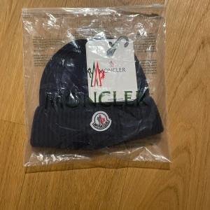 MONCLER Mössa - Säljer min feta Moncler mössa i färg marin blå. Tag finns kvar. Oanvänd ny pris 2400kr OneSize storlek