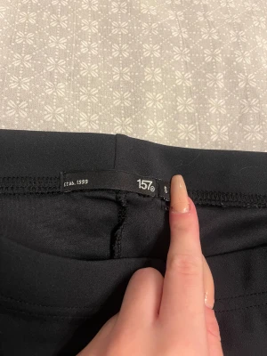 Vida byxor - Svart vida byxor från lager, aldrig använda