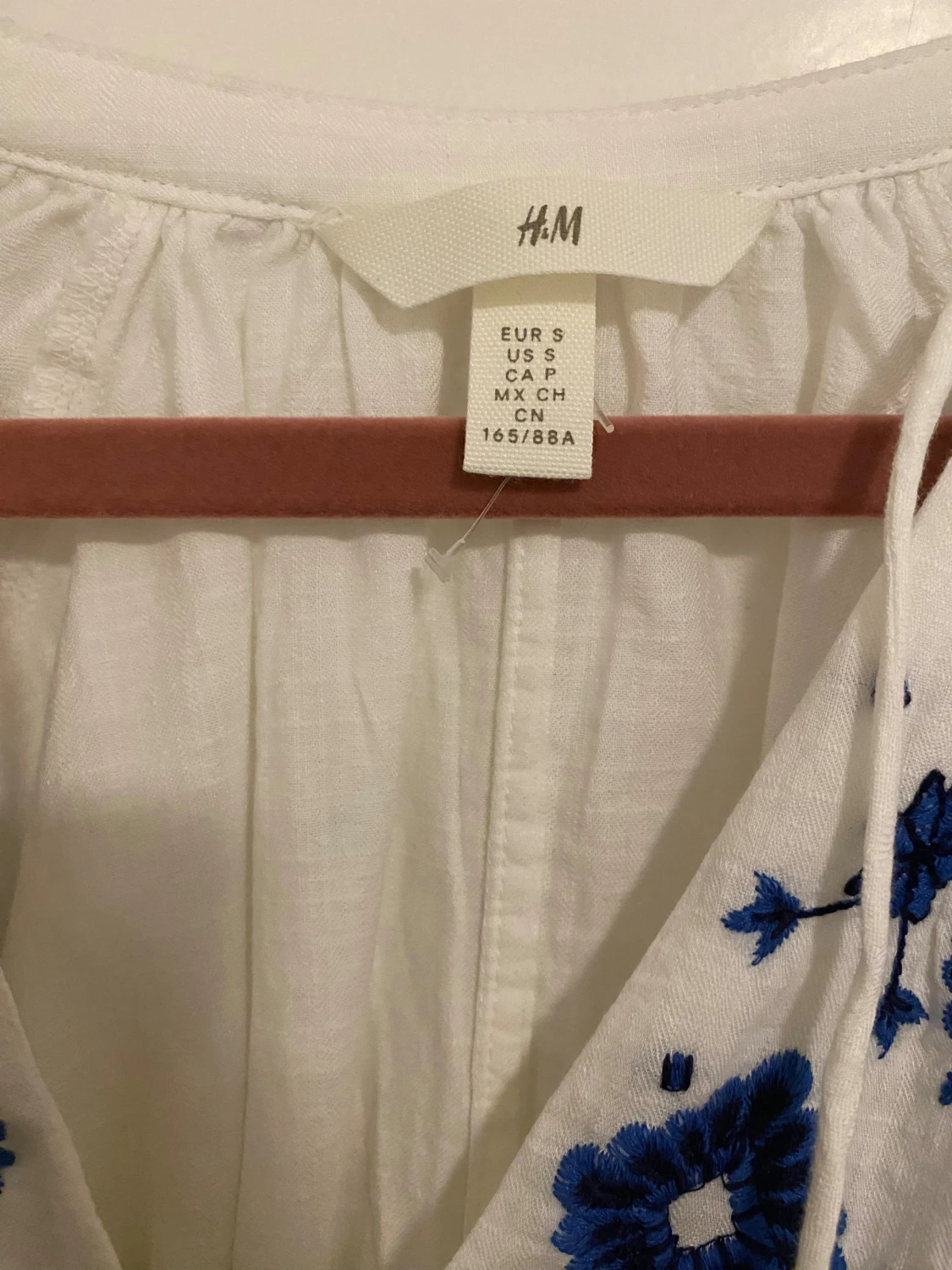 Vit långklänning med blå broderier H&M - 3