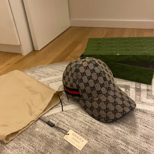 GG keps - En jättefin keps som inte passar min stil, fixk som present har låda, påse och eticketten med den. Allt är perfekt, det finns inga defekter eller fel med kepsen. Priset kna diskuteras vid snabb affär ni är mer en välkomna att skriva vid intresse frågor eller annat:)))