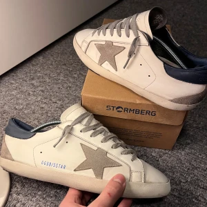 Golden Goose Skor - Mycket bra skick, endast minimalt slitage som endå inte märks eftersom original designen på skon redan är en sliten/använd look. Strl 41 men passar mer som 42. Hör av er vid funderingar