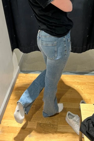 Jeans med detaljer på fickorna - Helt oanvända med prislapp kvar!!