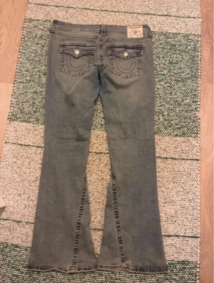 True religion jeans  - True Religion – Joey Storlek W30 Perfekt skick  Ett par klassiska True Religion-jeans i den populära Joey-modellen. Ultra low rise flare jeans bilder är exakt så som dem ser ut  Skickas samma dag som beställning.