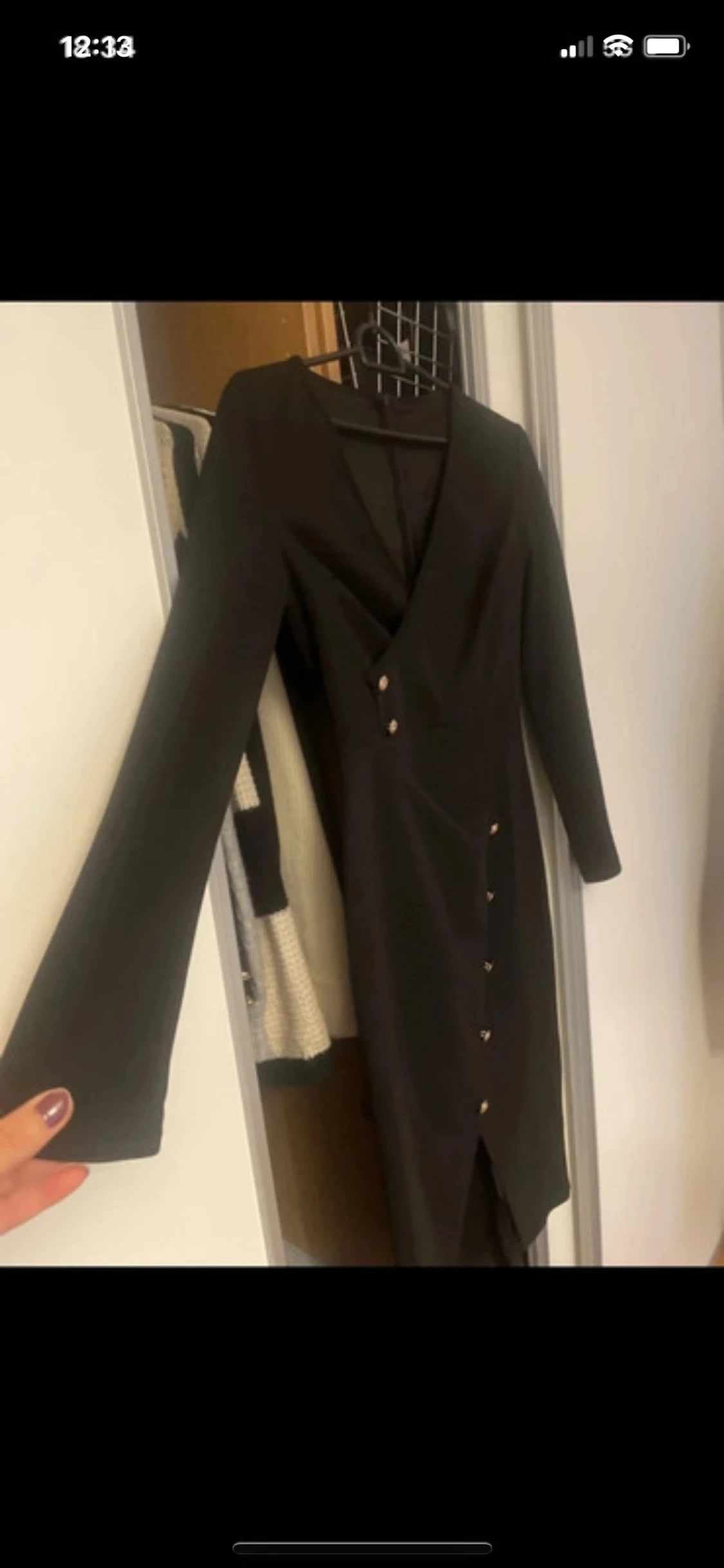 Svart omlottklänning med guldknappar - 1