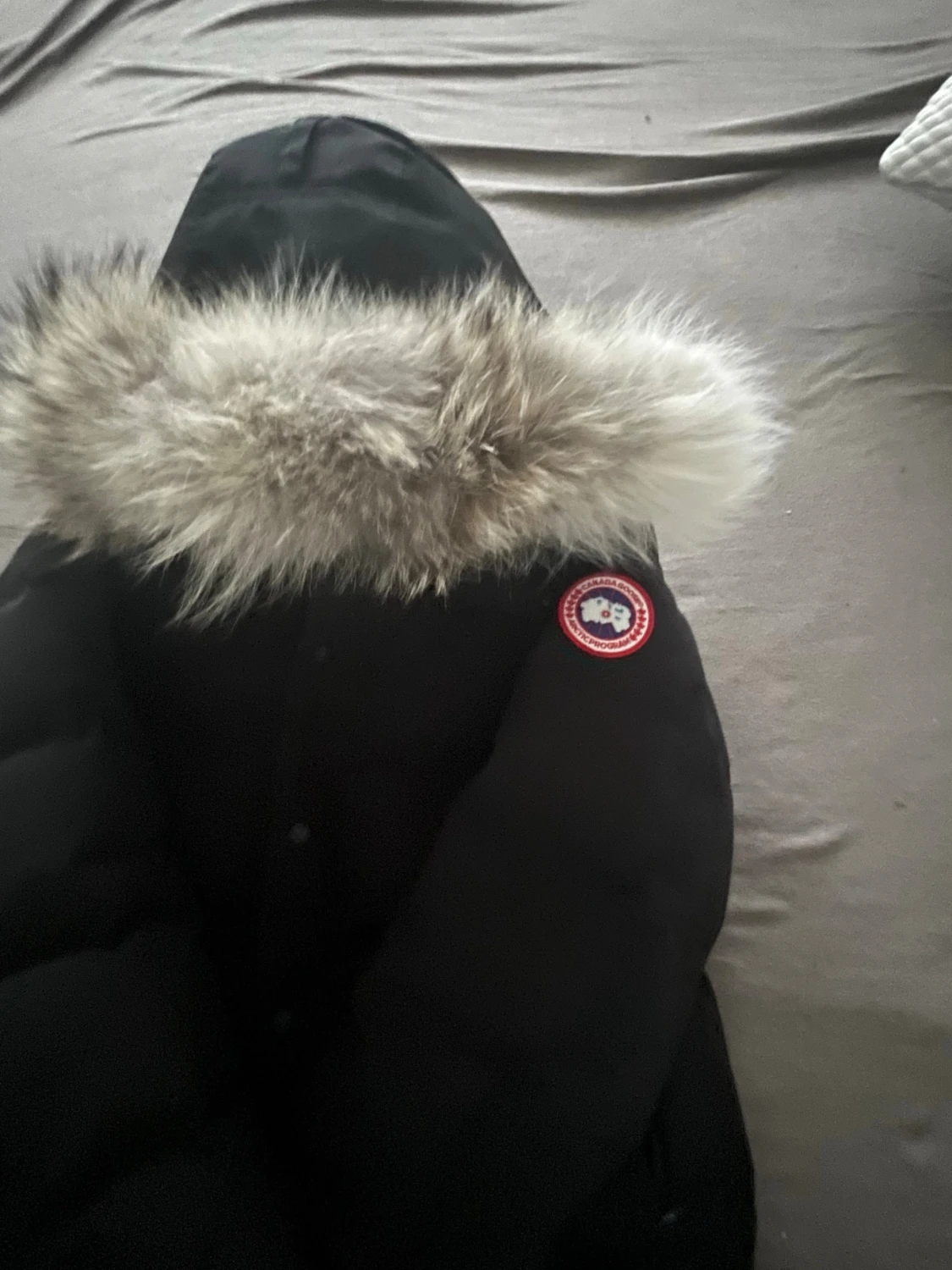 Svart Canada Goose dunjacka med päls
