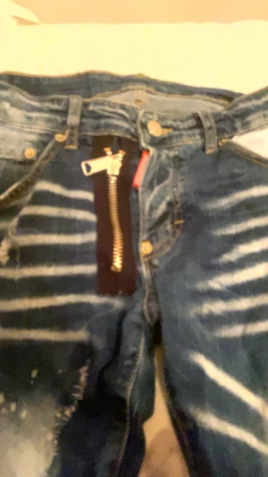 Snygga byxor i bra stick  - Jag säljer dessa jeans eftersom jag inte använder dem längre. De är endast använda ett fåtal gånger och är fortfarande i mycket fint skick. Inga hål eller defekter – allt är som när jag köpte dem. Perfekta för dig som vill ha ett par snygga och bekväma jeans.