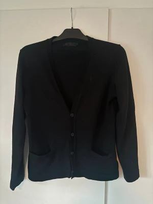 Riley kofta stickad - Svart finstickad Riley kofta i toppskick. I princip oanvänd. I storlek L men sitter som M. Grym passform och superfint plagg på.