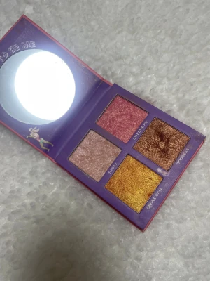 Looney Tunes x Revolution ögonskuggspalett - Superfin ögonskuggspalett med Looney Tunes-tema och fyra skimrande färger: rosa (Sweetie Pie), ljusrosa (Sassy), guld (Divine Diva) och brons (Goddess). Paletten har en spegel och ett gulligt motiv på framsidan. Perfekt för kreativa looks! Är använd några gånger fast helt full fortfarande priser kan diskuteras❤️