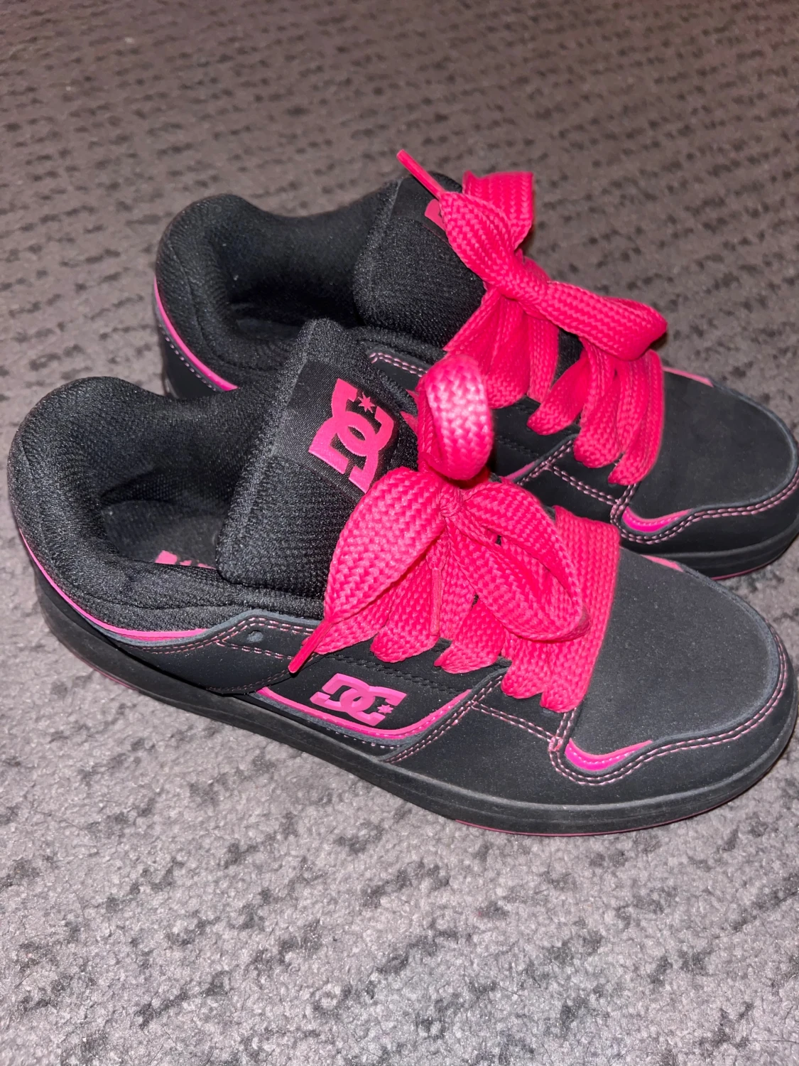 Svarta DC sneakers med rosa detaljer - 1