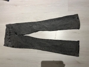 Gråa bootcut jeans  - Gråa, tighta bootcut jeans 