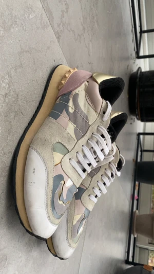 Valentino rockrunners  - Väldigt snygga skor men relativt slitna, passar båda killar och tjejer då de är rätt så neutral färg blandning. Skriv vid minsta fråga🤗