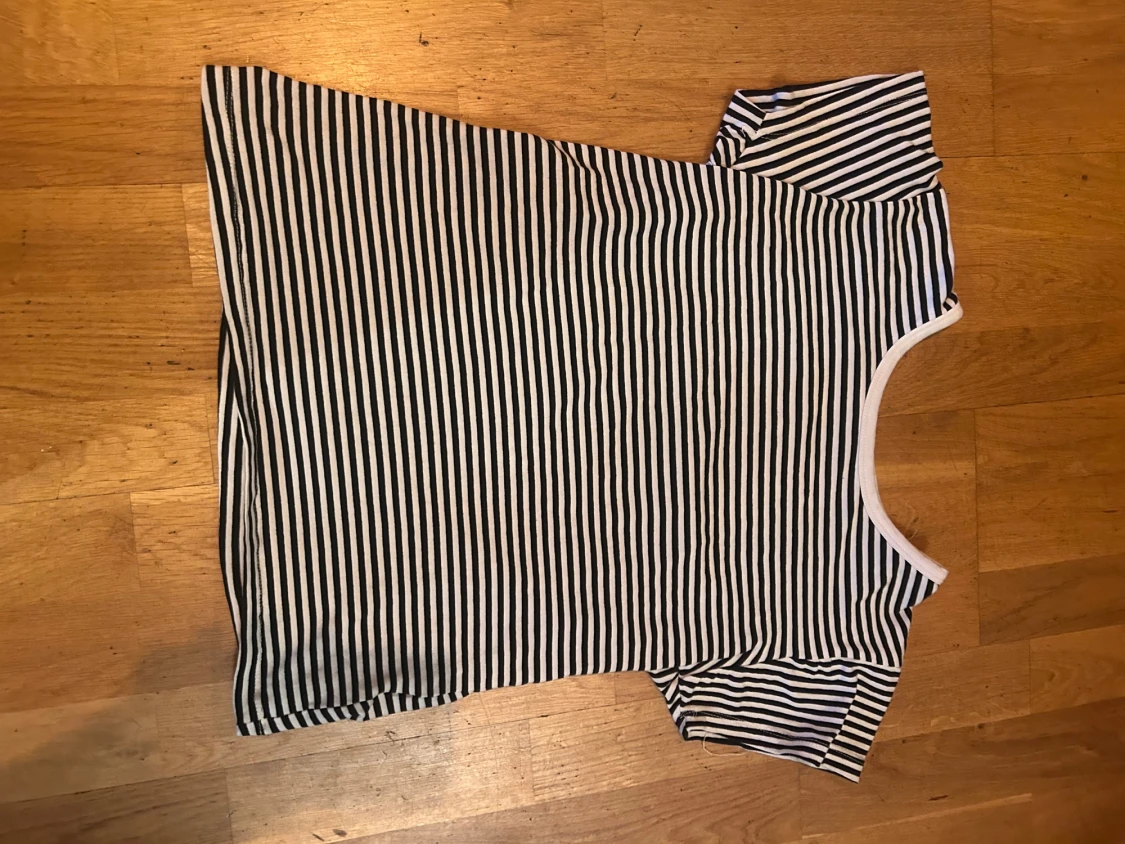 Randig svartvit t-shirt med kort ärm - 1