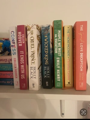 många olika trendiga böcker! - the cruel prince, the wicked king, people we meet om vacation, spanish love deception, colleen hoover böcker bland annat it starts- ends with us serien, confess, the honeymoon