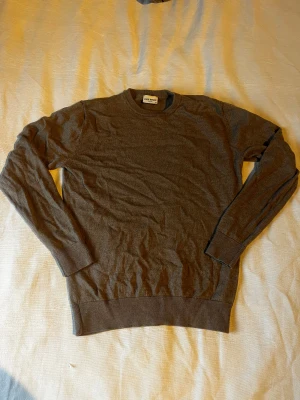 JOHN HENRIC MERINO SWEATSHIRT - Måste nu tyvärr sälja denna sköna merinotröja från John Henric då den krympt i tvätten. Storlek M ursprungligen och sitter nu mera som en XS. Funkar lika bra ensam till jeans eller över en skjorta. 