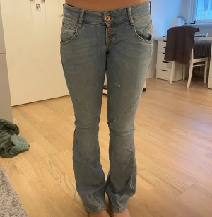 Jeans - JÄTTElågmidjade och bootcut! Omsydda till bootcut, jättebra skick! Några små hål på framsidan som gen en ascool vintage look! Bara att höra av sig vid minsta fundering! 🥰🥰