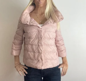 Rosa Herno liknande jacka!  - FÖLJ FÖR LIKNANDE!!🩷Äkta dun!! Snyggaste Herno liknande jacka med trekvartsärm, guldknappar, snygg detalj baktilloch krage! Går utmärkt att ha en tjocktröja under! Den är mycket varm och passar perfekt under vinter/tidig vår. Inga defekter. storlek 42 MEN jätte liten i storleken och passar mig utmärkt som vanligtvis bär S (egna bilder)!!! Tryck köp nu! 