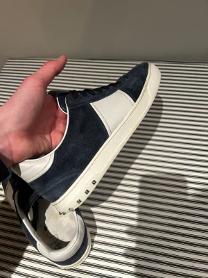 Valentino flycrew  - Säljer dessa riktigt schyssta och eftertraktade Valentino Flycrews i storlek 43. Skorna är i den eftertraktade mörkblå färgen och skicket är fint som du ser på bilderna. 2 nitar saknas men går enkelt att köpa till på plick. Hör av dig vid fler frågor eller funderingar//