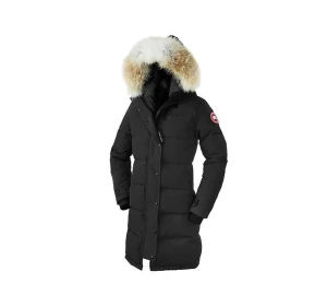 Svart lång dunjacka från Canada Goose - Säljer en svart lång dunjacka från Canada Goose med fluffig päls på huvan och klassisk logga på ärmen. Jackan har knappar och dragkedja framtill, samt långa ärmar och quiltad design. Perfekt för kalla vinterdagar och riktigt snygg stil. Använd i två vintrar men fortfarande supersnygg, hör av er vid fler frågor !
