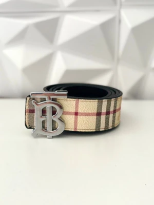 burberry bälte  - fräscht 110cm långt, justerbart bälte. skickas inom kort tid!