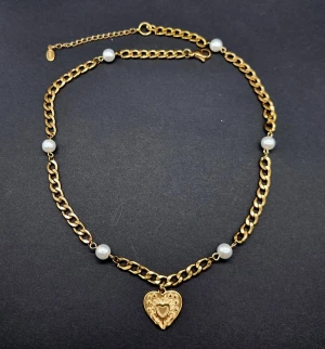 Handgjort halsband med hjärta  - Material-rostfritt stål.  Nickel fri.  Kedjetjocklek-5mm