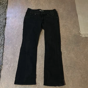 Lågmidjade bootcut lee jeans - Lee jeans, lågmidjade grå svarta, coola detaljer bra skick, W30 L31 sitter bra på mig som har s o är 169 
