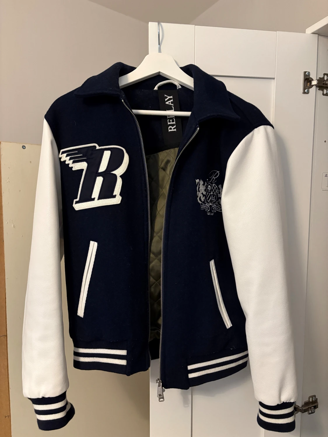 Blåvit bomberjacka från Replay - 1