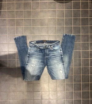 Jag and jones jeans  - Säljer de här svin snygga Jack and Jones jeansen i storlek W30 L34 i modellen Slimfit/Glenn. Jeansen har både en svin snygg tvätt men även jätte snygga slitningar(går inte igenom hela vägen), priset är inte fast utan går att diskutera!