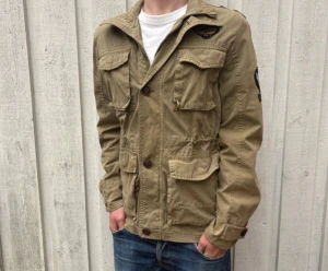 Field jacka - Tjena säljer denna snygga Field jacka! Jackan är från Tokyo laundry och passar perfekt för en snygg outfit under hösten och vintern! Storleken är i S och den har knappast några defekter, ingenting som syns! Vid funderingar är det bara att höra av sig!