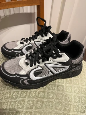 B30 skor  - Tja! Säljer dessa skor som är i mycket bra skick och knappt använda, skriv om du har några frågor plus att priset kan diskuteras, box finns inte 