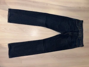 Levi's 501 mörkblå jeans - Levis 501or som är i bra skick. Storlek 31W 34L