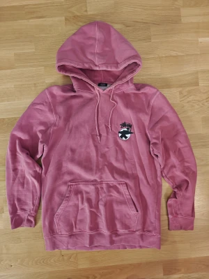 Stüssy Hoodie – International Stüssy Tribe – Medium - Skick: Fint begagnat skick. Inga hål eller fläckar, har en naturlig urtvättad look. Nypris ca 1200-1300kr