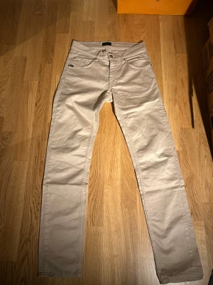Tiger of Sweden jeans - Säljer dessa feta Tiger of Sweden jeans i slim modell. Färgen är ljusbrun/ljus beige. Väldigt unik och snygg färg som är enkel att matcha och stilig. Hör av dig för frågor!  Pris ej hugget i sten!