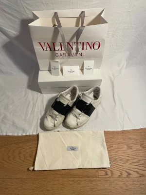 Svarta Valentino opens - | märke: Valentino | plagg: skor | skick: 8/10 | storlek: 42 | nypris: 7000kr | mitt pris: 1499kr | färger: vit, svart | pris kan diskuteras | hör av dig vid minsta fråga eller fundering // LeClosMatteo