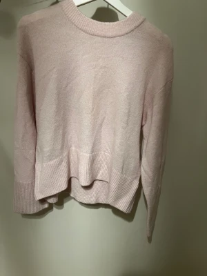 Rosa stickad tröja - Säljer min jätte fina stickade tröja som aldrig är använd, tyvärr råka jag köpa fel storlek och tänkte köpa en ny istället men hoppas att den kan trivas i någon annans garderob💕💕pris kan diskuteras vid snabb affär!!